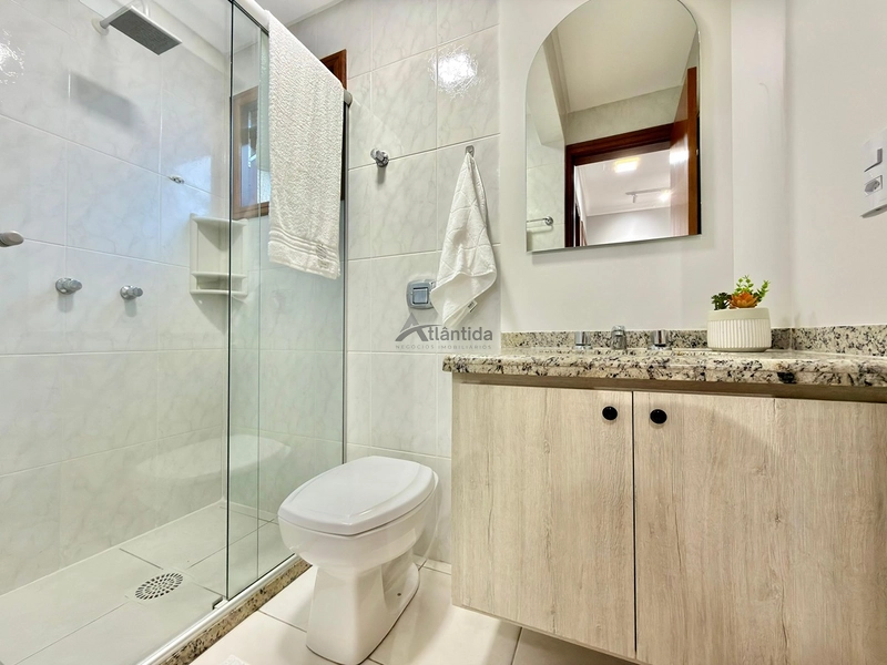 Apartamento no Centro de Capão da Canoa com 2 dormitórios, sacada de frente, churrasqueira, mobiliado e decorado, com box e depósito: 18ª foto da galeria de imagens do imóvel