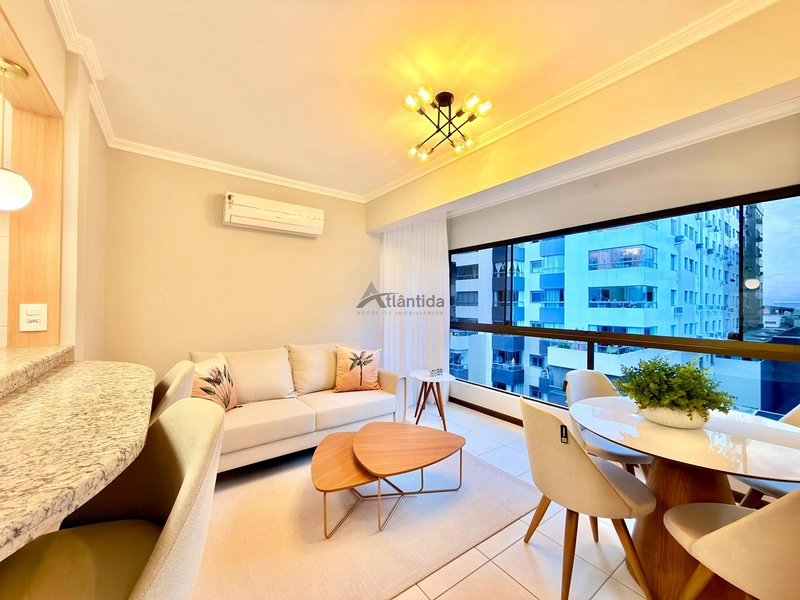 Apartamento no Centro de Capão da Canoa com 2 dormitórios, sacada de frente, churrasqueira, mobiliado e decorado, com box e depósito: 4ª foto da galeria de imagens do imóvel