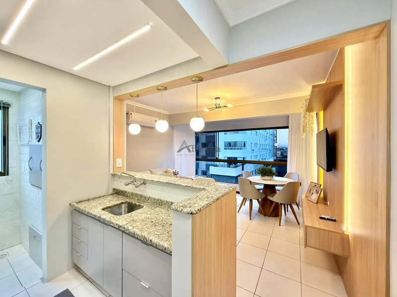 Apartamento no Centro de Capão da Canoa com 2 dormitórios, sacada de frente, churrasqueira, mobiliado e decorado, com box e depósito: 2ª foto da galeria de imagens do imóvel