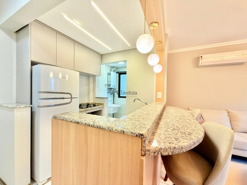 Apartamento no Centro de Capão da Canoa com 2 dormitórios, sacada de frente, churrasqueira, mobiliado e decorado, com box e depósito: 5ª foto da galeria de imagens do imóvel