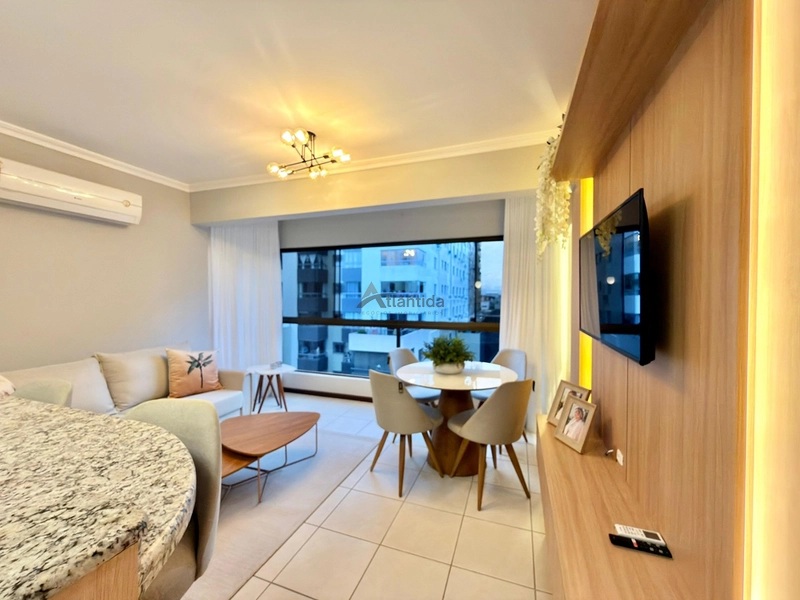 Apartamento no Centro de Capão da Canoa com 2 dormitórios, sacada de frente, churrasqueira, mobiliado e decorado, com box e depósito: 3ª foto da galeria de imagens do imóvel