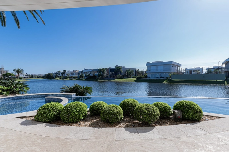 Sobrado beira lago no Enseada Lagos com 8 suítes, piscina de borda infinita, elevador, adega climatizada, automação e acabamento classe AAA.: 33ª foto da galeria de imagens do imóvel