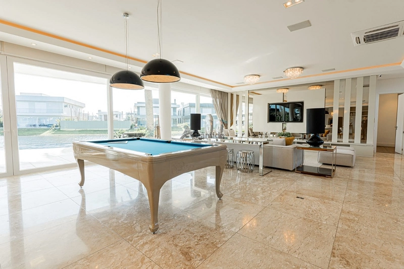 Sobrado beira lago no Enseada Lagos com 8 suítes, piscina de borda infinita, elevador, adega climatizada, automação e acabamento classe AAA.: 41ª foto da galeria de imagens do imóvel