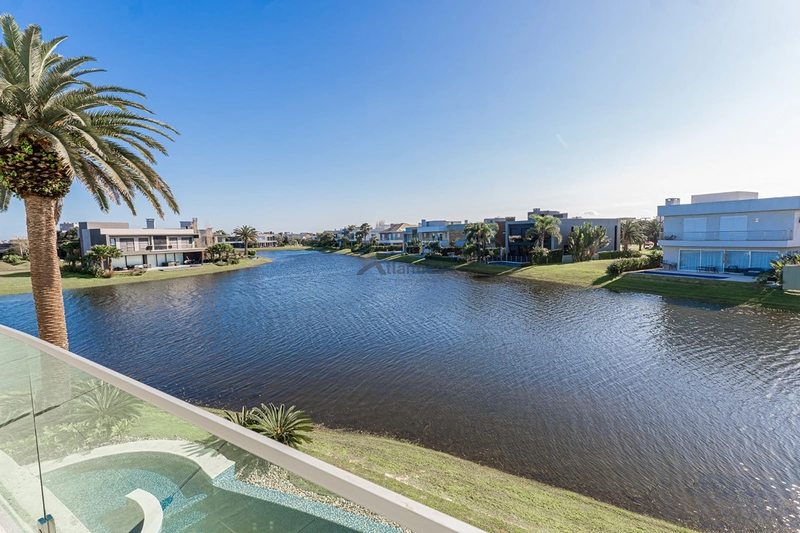 Sobrado beira lago no Enseada Lagos com 8 suítes, piscina de borda infinita, elevador, adega climatizada, automação e acabamento classe AAA.: 6ª foto da galeria de imagens do imóvel