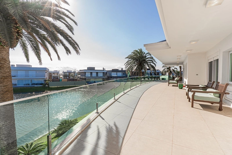Sobrado beira lago no Enseada Lagos com 8 suítes, piscina de borda infinita, elevador, adega climatizada, automação e acabamento classe AAA.: 5ª foto da galeria de imagens do imóvel