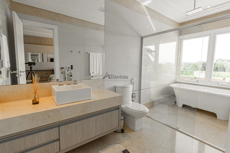 Sobrado beira lago no Enseada Lagos com 8 suítes, piscina de borda infinita, elevador, adega climatizada, automação e acabamento classe AAA.: 9ª foto da galeria de imagens do imóvel