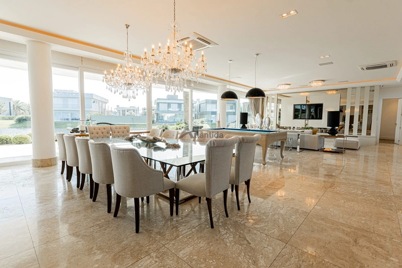 Sobrado beira lago no Enseada Lagos com 8 suítes, piscina de borda infinita, elevador, adega climatizada, automação e acabamento classe AAA.: 42ª foto da galeria de imagens do imóvel