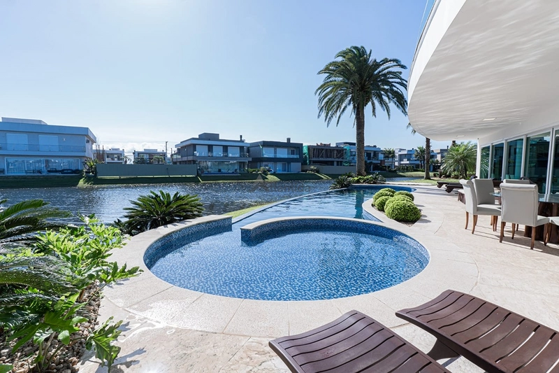 Sobrado beira lago no Enseada Lagos com 8 suítes, piscina de borda infinita, elevador, adega climatizada, automação e acabamento classe AAA.: 34ª foto da galeria de imagens do imóvel