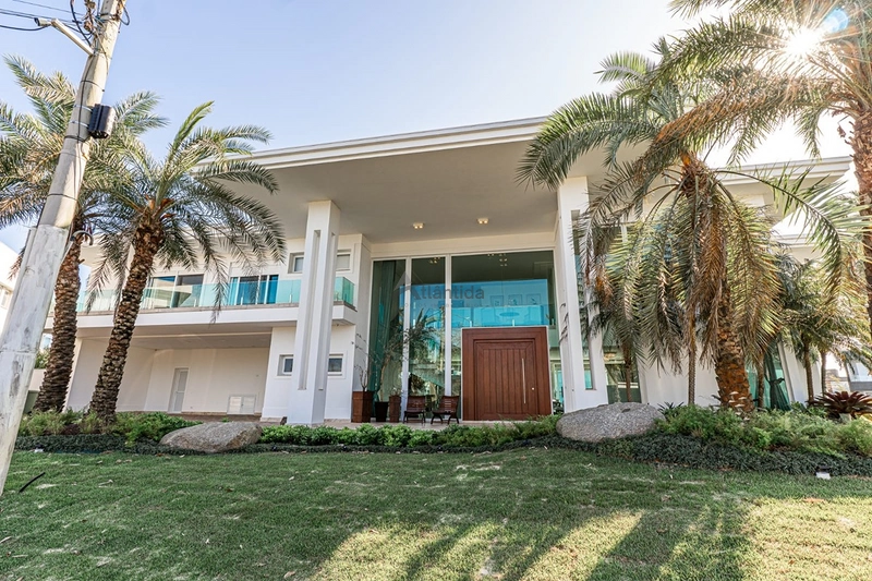 Sobrado beira lago no Enseada Lagos com 8 suítes, piscina de borda infinita, elevador, adega climatizada, automação e acabamento classe AAA.: 25ª foto da galeria de imagens do imóvel