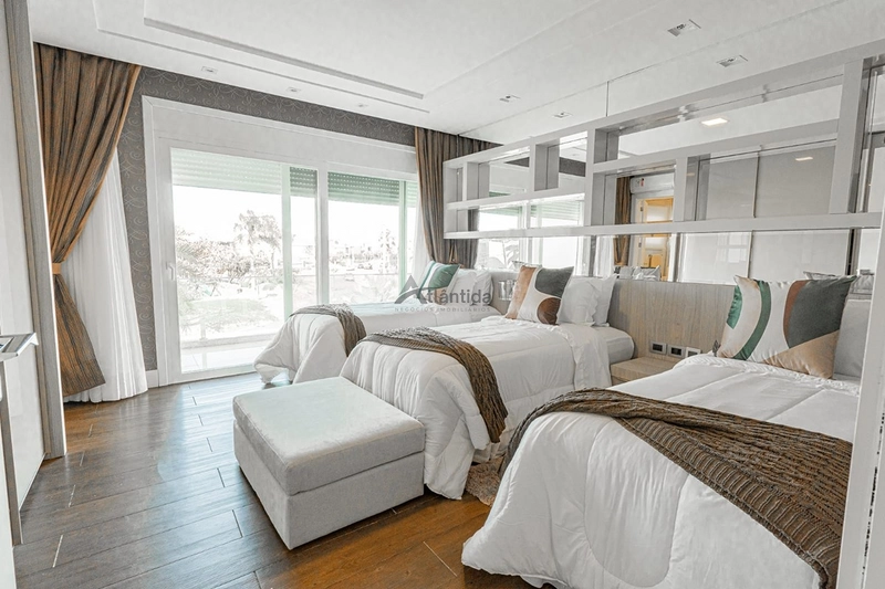 Sobrado beira lago no Enseada Lagos com 8 suítes, piscina de borda infinita, elevador, adega climatizada, automação e acabamento classe AAA.: 16ª foto da galeria de imagens do imóvel