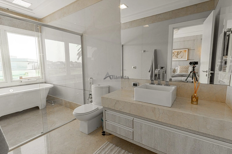 Sobrado beira lago no Enseada Lagos com 8 suítes, piscina de borda infinita, elevador, adega climatizada, automação e acabamento classe AAA.: 12ª foto da galeria de imagens do imóvel