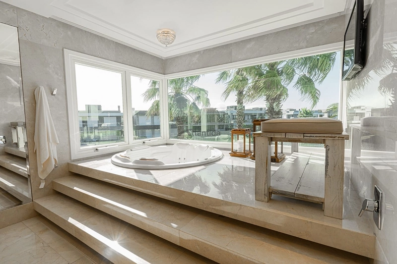 Sobrado beira lago no Enseada Lagos com 8 suítes, piscina de borda infinita, elevador, adega climatizada, automação e acabamento classe AAA.: 48ª foto da galeria de imagens do imóvel