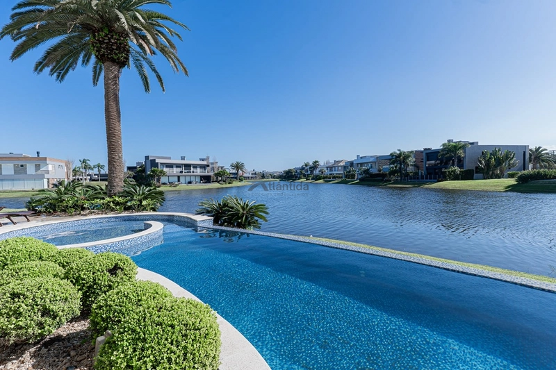 Sobrado beira lago no Enseada Lagos com 8 suítes, piscina de borda infinita, elevador, adega climatizada, automação e acabamento classe AAA.: 32ª foto da galeria de imagens do imóvel