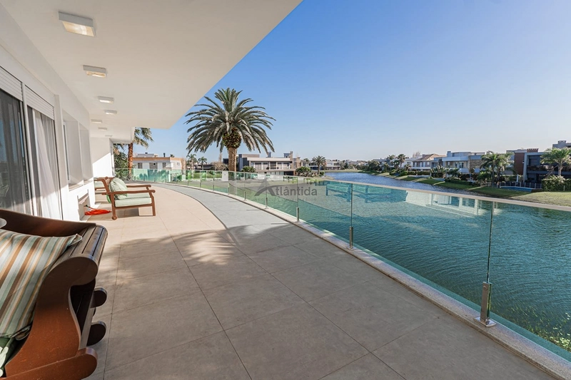 Sobrado beira lago no Enseada Lagos com 8 suítes, piscina de borda infinita, elevador, adega climatizada, automação e acabamento classe AAA.: 8ª foto da galeria de imagens do imóvel
