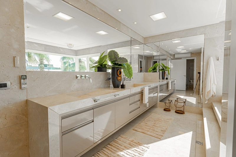 Sobrado beira lago no Enseada Lagos com 8 suítes, piscina de borda infinita, elevador, adega climatizada, automação e acabamento classe AAA.: 47ª foto da galeria de imagens do imóvel