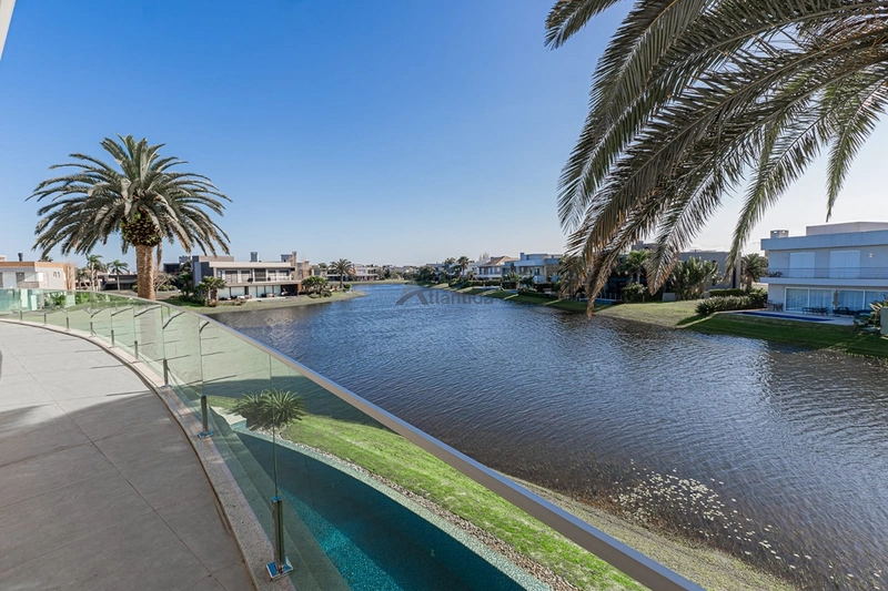 Sobrado beira lago no Enseada Lagos com 8 suítes, piscina de borda infinita, elevador, adega climatizada, automação e acabamento classe AAA.: 7ª foto da galeria de imagens do imóvel