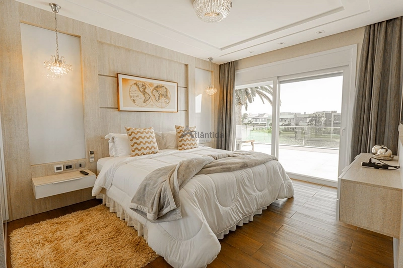 Sobrado beira lago no Enseada Lagos com 8 suítes, piscina de borda infinita, elevador, adega climatizada, automação e acabamento classe AAA.: 14ª foto da galeria de imagens do imóvel