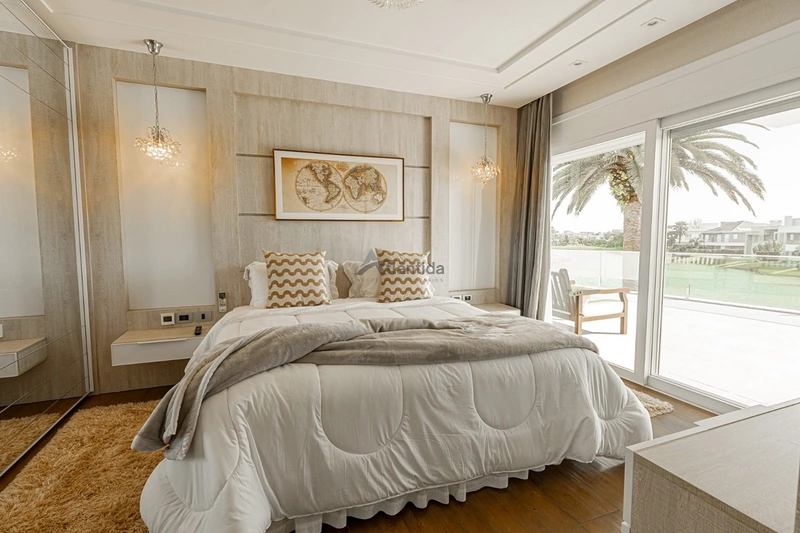 Sobrado beira lago no Enseada Lagos com 8 suítes, piscina de borda infinita, elevador, adega climatizada, automação e acabamento classe AAA.: 13ª foto da galeria de imagens do imóvel