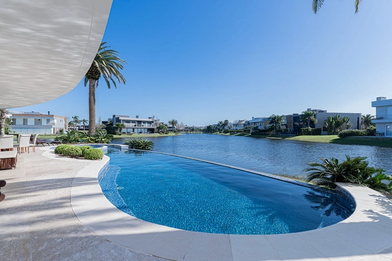 Sobrado beira lago no Enseada Lagos com 8 suítes, piscina de borda infinita, elevador, adega climatizada, automação e acabamento classe AAA.: 31ª foto da galeria de imagens do imóvel