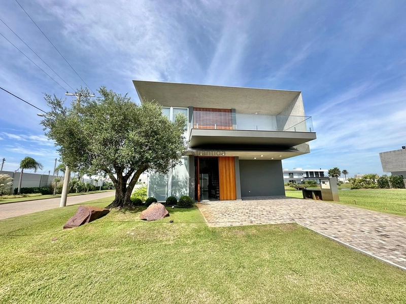 Sobrado de esquina e beira lago no Condomínio Sense, com 5 suítes, piscina em concreto, espaço gourmet e ambientes amplos, finamente mobiliado e decorado.: 9ª foto da galeria de imagens do imóvel