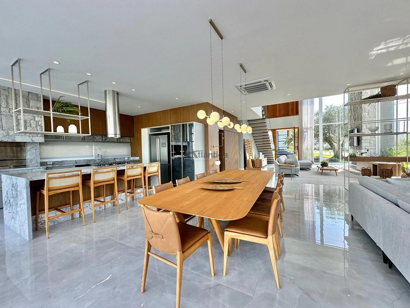 Sobrado de esquina e beira lago no Condomínio Sense, com 5 suítes, piscina em concreto, espaço gourmet e ambientes amplos, finamente mobiliado e decorado.: 11ª foto da galeria de imagens do imóvel