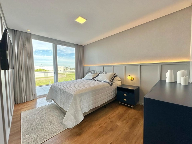 Sobrado de esquina e beira lago no Condomínio Sense, com 5 suítes, piscina em concreto, espaço gourmet e ambientes amplos, finamente mobiliado e decorado.: 20ª foto da galeria de imagens do imóvel