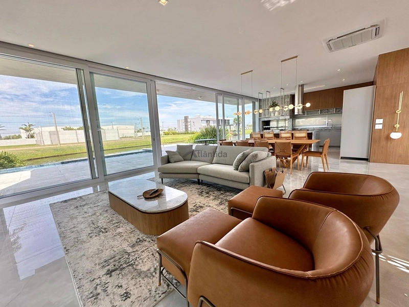 Sobrado de esquina e beira lago no Condomínio Sense, com 5 suítes, piscina em concreto, espaço gourmet e ambientes amplos, finamente mobiliado e decorado.: 23ª foto da galeria de imagens do imóvel