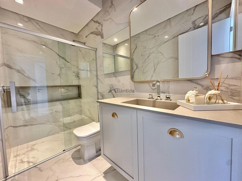 Sobrado de esquina e beira lago no Condomínio Sense, com 5 suítes, piscina em concreto, espaço gourmet e ambientes amplos, finamente mobiliado e decorado.: 15ª foto da galeria de imagens do imóvel