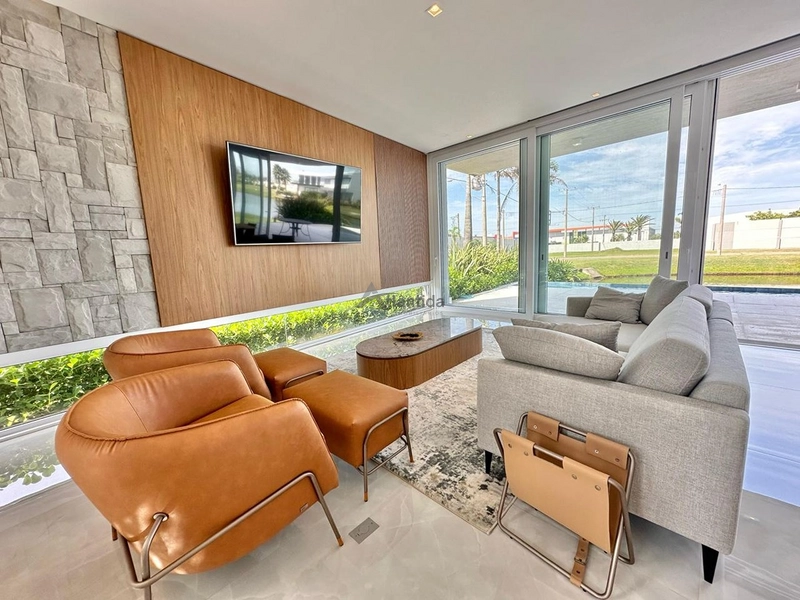 Sobrado de esquina e beira lago no Condomínio Sense, com 5 suítes, piscina em concreto, espaço gourmet e ambientes amplos, finamente mobiliado e decorado.: 8ª foto da galeria de imagens do imóvel