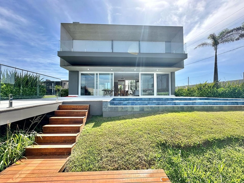 Sobrado de esquina e beira lago no Condomínio Sense, com 5 suítes, piscina em concreto, espaço gourmet e ambientes amplos, finamente mobiliado e decorado.: 4ª foto da galeria de imagens do imóvel