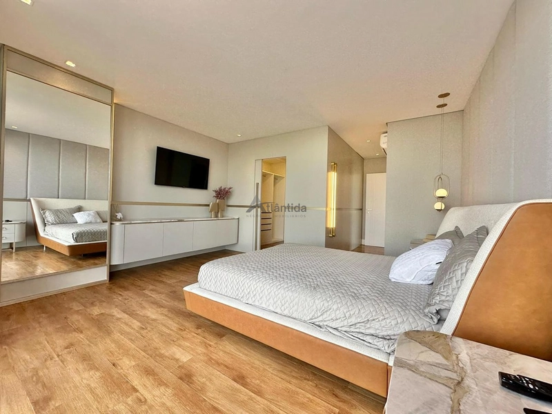 Sobrado de esquina e beira lago no Condomínio Sense, com 5 suítes, piscina em concreto, espaço gourmet e ambientes amplos, finamente mobiliado e decorado.: 12ª foto da galeria de imagens do imóvel