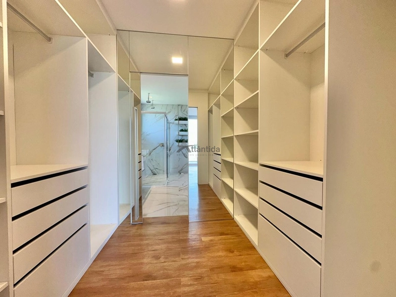 Sobrado de esquina e beira lago no Condomínio Sense, com 5 suítes, piscina em concreto, espaço gourmet e ambientes amplos, finamente mobiliado e decorado.: 13ª foto da galeria de imagens do imóvel