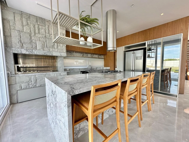 Sobrado de esquina e beira lago no Condomínio Sense, com 5 suítes, piscina em concreto, espaço gourmet e ambientes amplos, finamente mobiliado e decorado.: 10ª foto da galeria de imagens do imóvel