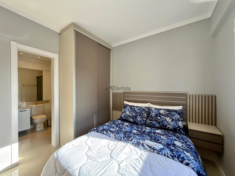 Apartamento na Zona Nova com 2 dormitórios, sacada de frente, mobiliado e decorado, 1 box e rooftop com espaço gourmet e vista para o mar, a 1 quadra da praia.: 10ª foto da galeria de imagens do imóvel