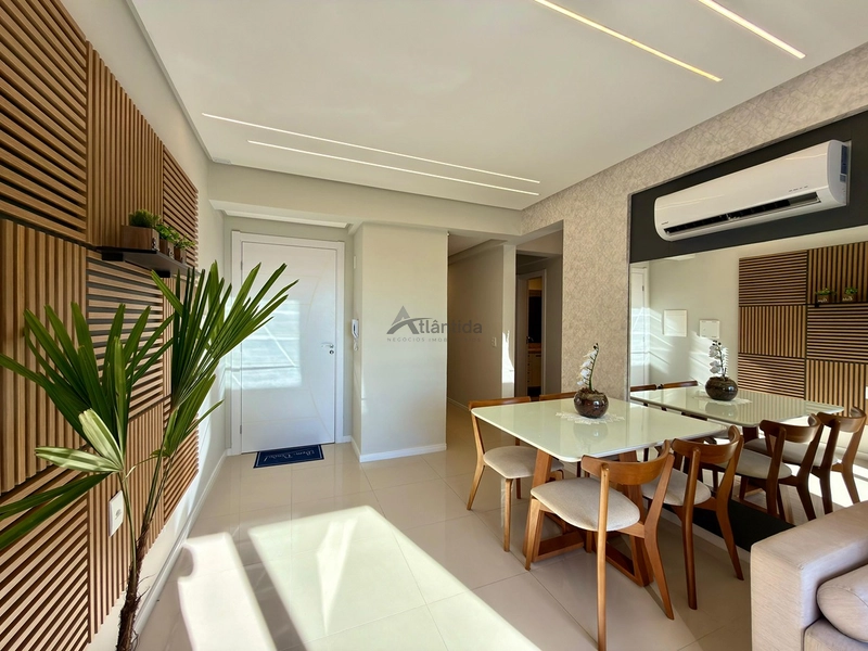 Apartamento na Zona Nova com 2 dormitórios, sacada de frente, mobiliado e decorado, 1 box e rooftop com espaço gourmet e vista para o mar, a 1 quadra da praia.: 5ª foto da galeria de imagens do imóvel