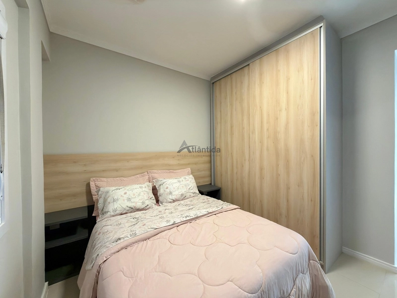 Apartamento na Zona Nova com 2 dormitórios, sacada de frente, mobiliado e decorado, 1 box e rooftop com espaço gourmet e vista para o mar, a 1 quadra da praia.: 15ª foto da galeria de imagens do imóvel