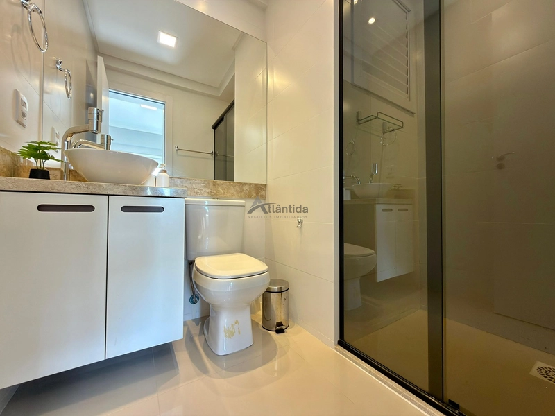 Apartamento na Zona Nova com 2 dormitórios, sacada de frente, mobiliado e decorado, 1 box e rooftop com espaço gourmet e vista para o mar, a 1 quadra da praia.: 11ª foto da galeria de imagens do imóvel