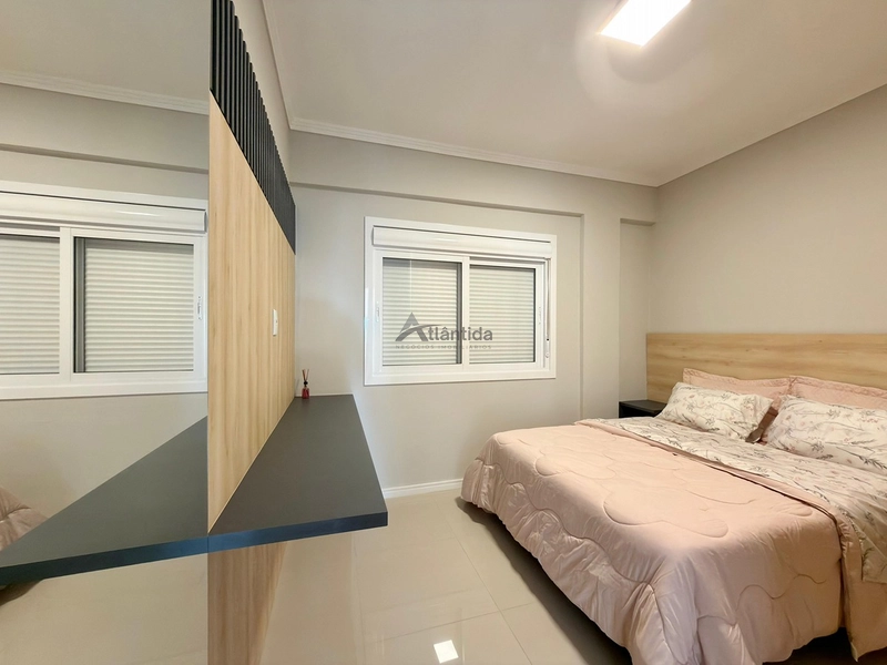 Apartamento na Zona Nova com 2 dormitórios, sacada de frente, mobiliado e decorado, 1 box e rooftop com espaço gourmet e vista para o mar, a 1 quadra da praia.: 14ª foto da galeria de imagens do imóvel