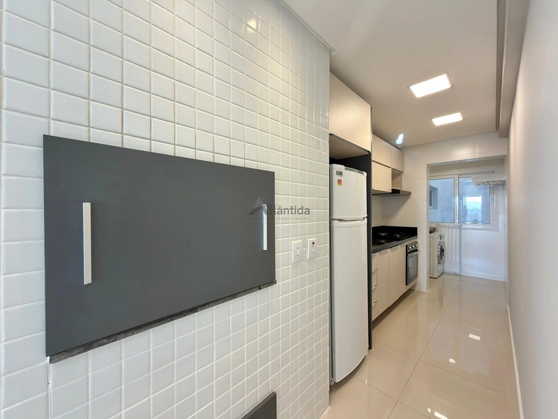 Apartamento na Zona Nova com 2 dormitórios, sacada de frente, mobiliado e decorado, 1 box e rooftop com espaço gourmet e vista para o mar, a 1 quadra da praia.: 6ª foto da galeria de imagens do imóvel