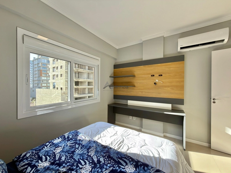 Apartamento na Zona Nova com 2 dormitórios, sacada de frente, mobiliado e decorado, 1 box e rooftop com espaço gourmet e vista para o mar, a 1 quadra da praia.: 12ª foto da galeria de imagens do imóvel