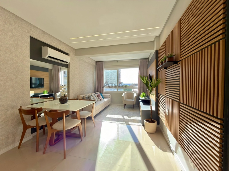 Apartamento na Zona Nova com 2 dormitórios, sacada de frente, mobiliado e decorado, 1 box e rooftop com espaço gourmet e vista para o mar, a 1 quadra da praia.: 4ª foto da galeria de imagens do imóvel