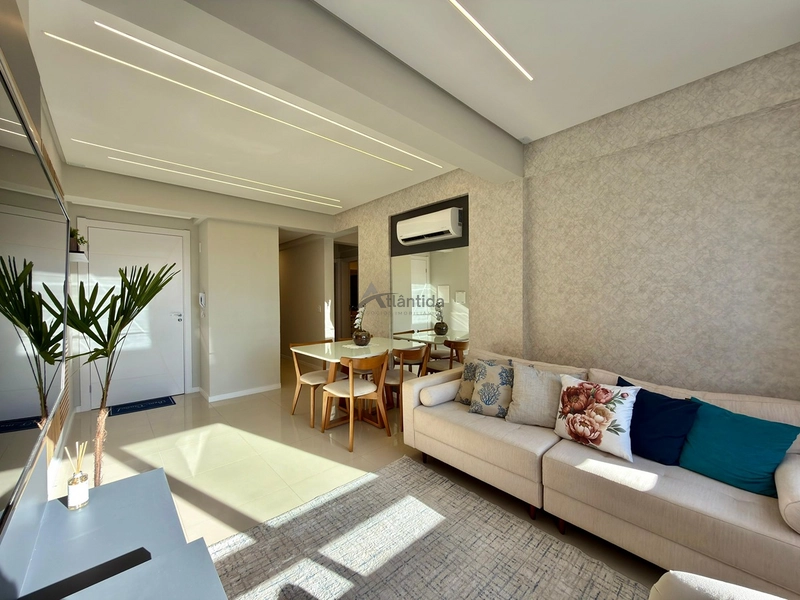 Apartamento na Zona Nova com 2 dormitórios, sacada de frente, mobiliado e decorado, 1 box e rooftop com espaço gourmet e vista para o mar, a 1 quadra da praia.: 2ª foto da galeria de imagens do imóvel