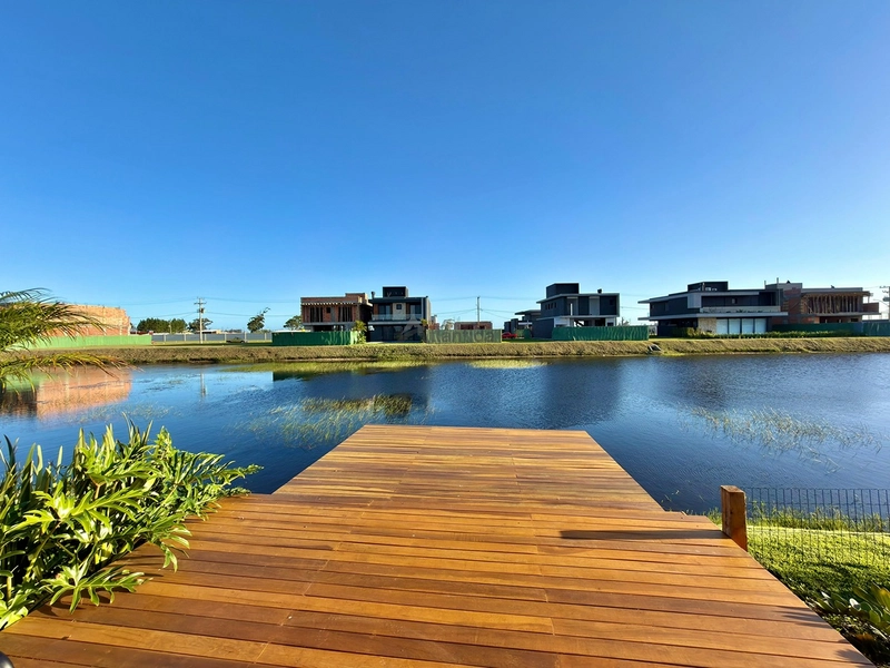 Casa beira lago no Condomínio Allure com 277 m², 4 suítes, piscina aquecida com spa, automação Alexa, piso aquecido e vista definitiva para o lago.: 11ª foto da galeria de imagens do imóvel