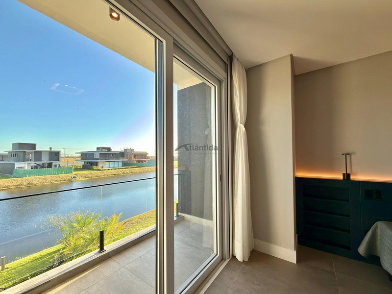 Casa beira lago no Condomínio Allure com 277 m², 4 suítes, piscina aquecida com spa, automação Alexa, piso aquecido e vista definitiva para o lago.: 21ª foto da galeria de imagens do imóvel