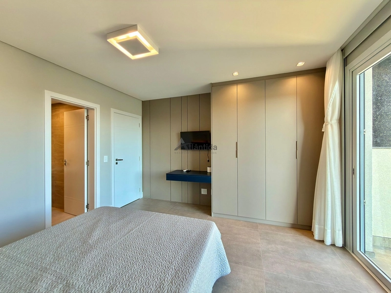 Casa beira lago no Condomínio Allure com 277 m², 4 suítes, piscina aquecida com spa, automação Alexa, piso aquecido e vista definitiva para o lago.: 23ª foto da galeria de imagens do imóvel