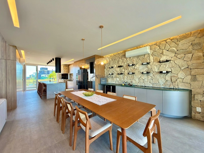 Casa beira lago no Condomínio Allure com 277 m², 4 suítes, piscina aquecida com spa, automação Alexa, piso aquecido e vista definitiva para o lago.: 26ª foto da galeria de imagens do imóvel