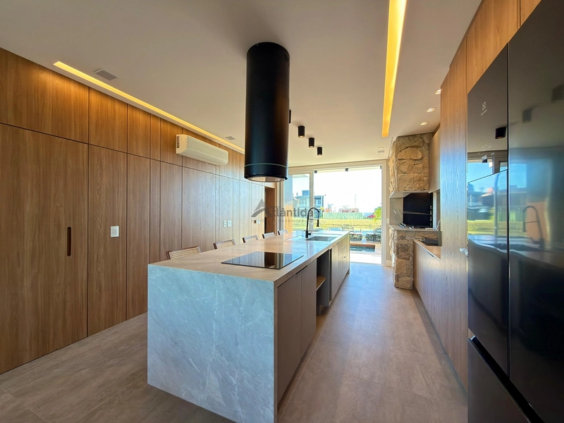 Casa beira lago no Condomínio Allure com 277 m², 4 suítes, piscina aquecida com spa, automação Alexa, piso aquecido e vista definitiva para o lago.: 4ª foto da galeria de imagens do imóvel