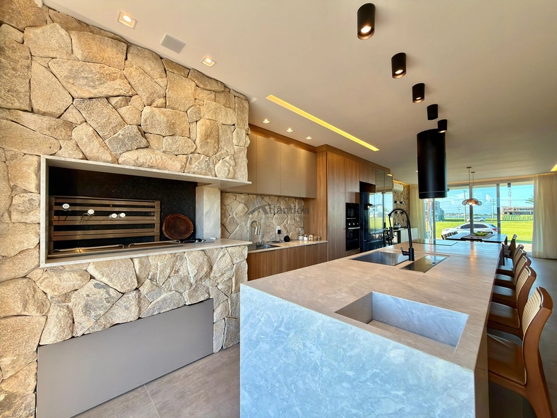 Casa beira lago no Condomínio Allure com 277 m², 4 suítes, piscina aquecida com spa, automação Alexa, piso aquecido e vista definitiva para o lago.: 7ª foto da galeria de imagens do imóvel