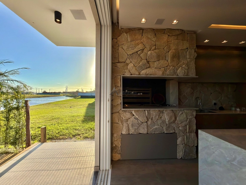 Casa beira lago no Condomínio Allure com 277 m², 4 suítes, piscina aquecida com spa, automação Alexa, piso aquecido e vista definitiva para o lago.: 6ª foto da galeria de imagens do imóvel