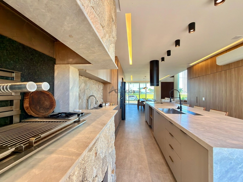 Casa beira lago no Condomínio Allure com 277 m², 4 suítes, piscina aquecida com spa, automação Alexa, piso aquecido e vista definitiva para o lago.: 12ª foto da galeria de imagens do imóvel